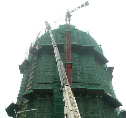 察隅吊车在工地上作业